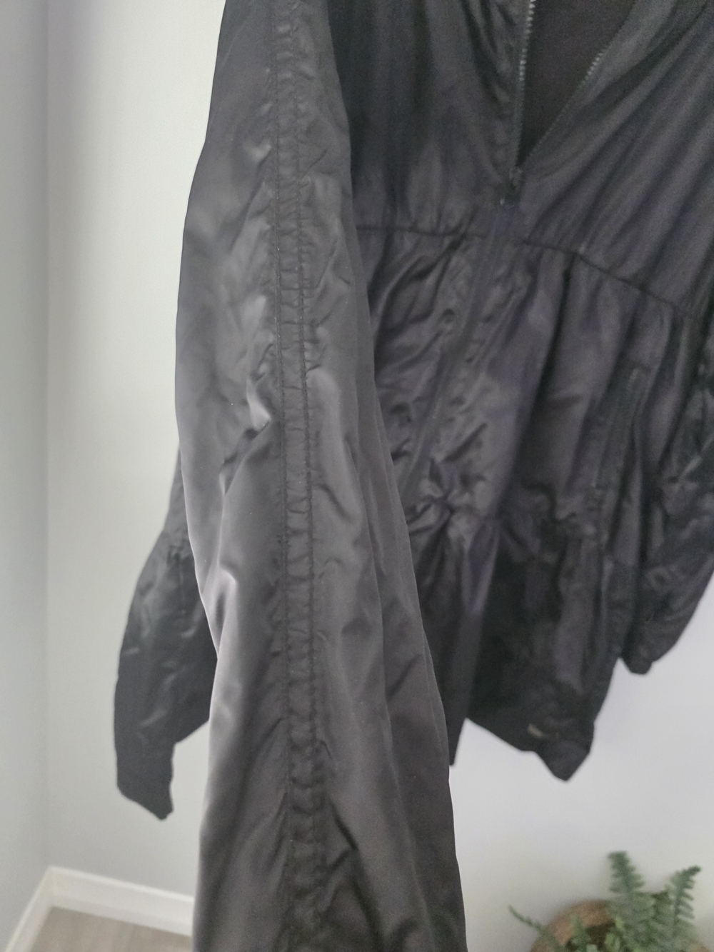 Aritzia Talula Black Hooded Lightweight Jacket Size Small - Picture 4 of 12